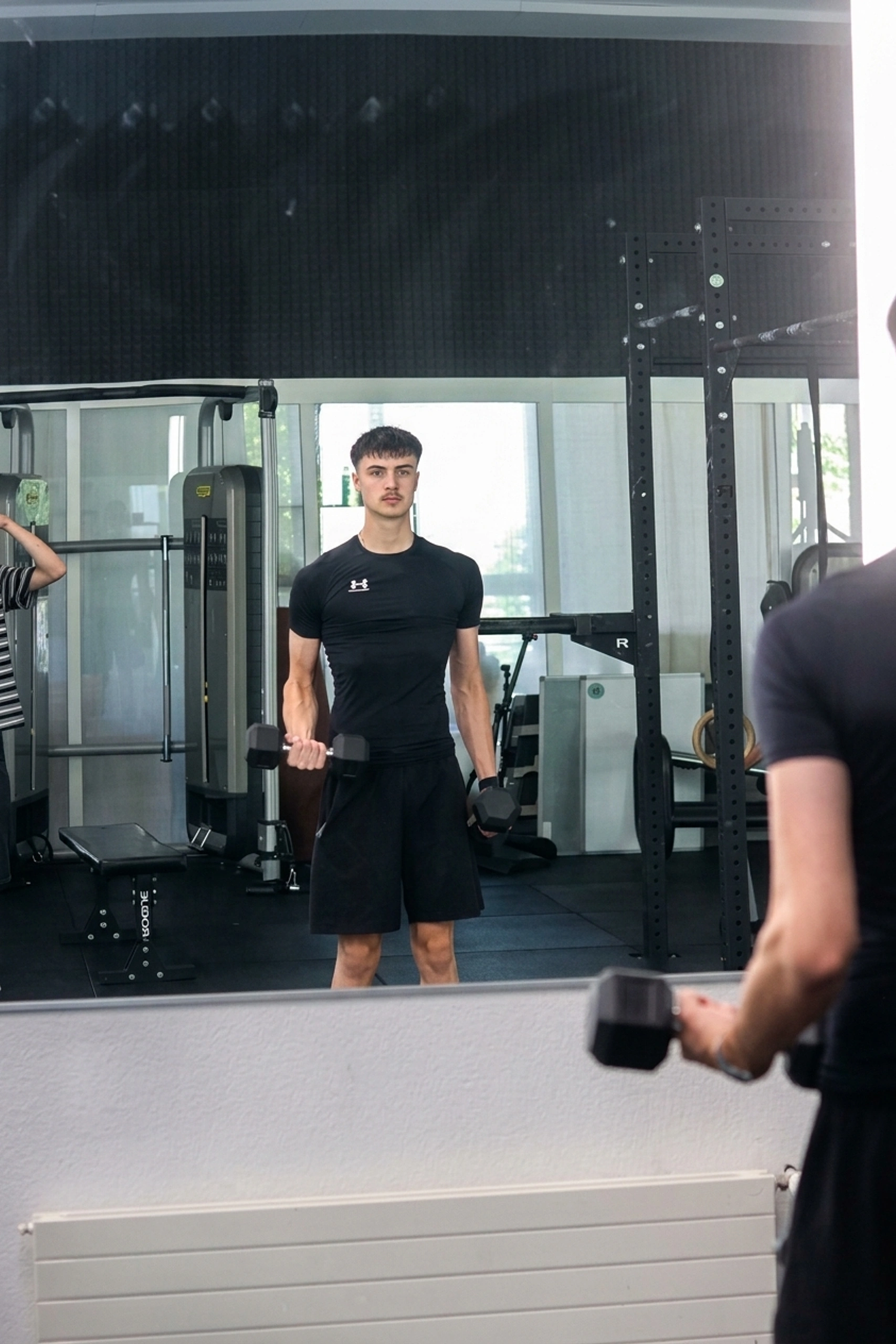Sebastian beim Hanteltraining im Studio