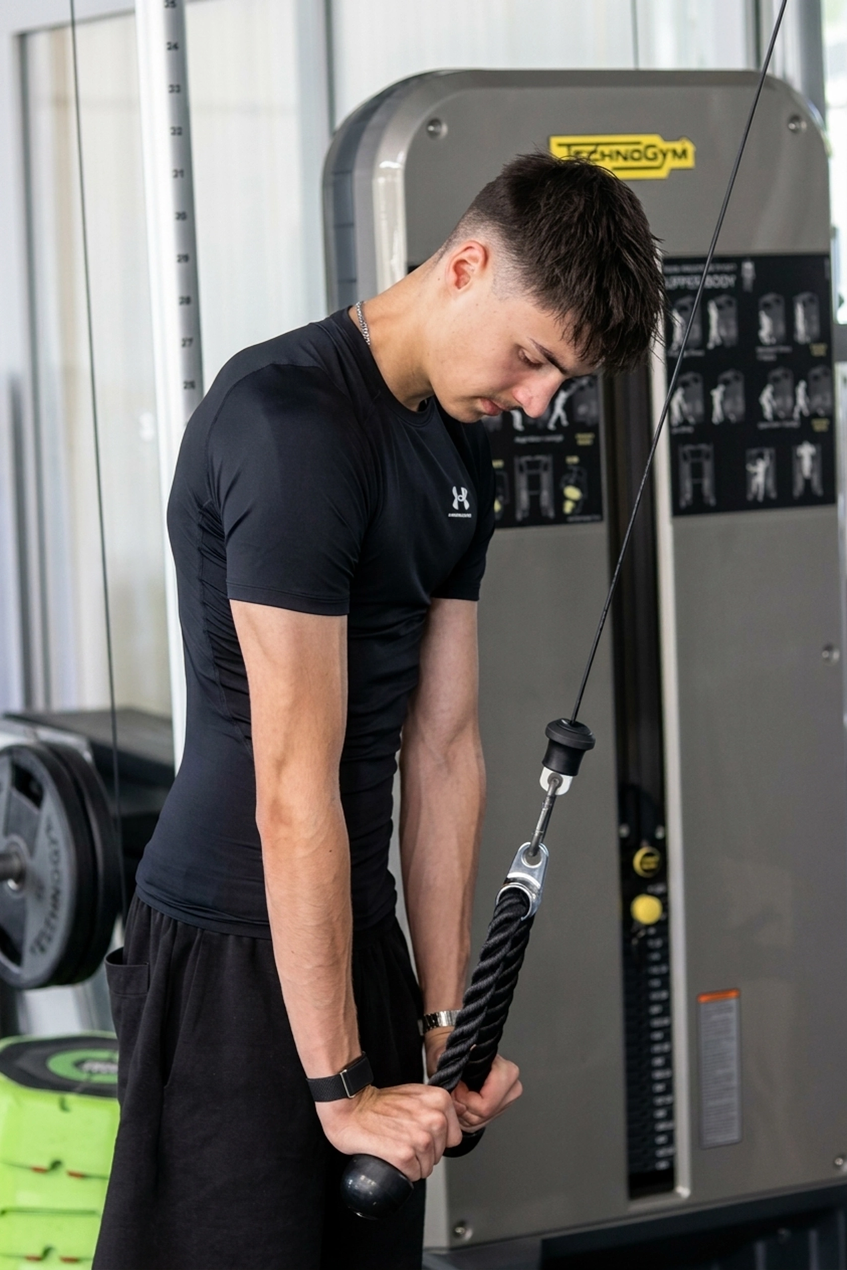 Sebastian konzentriert beim Training am Kabelzug